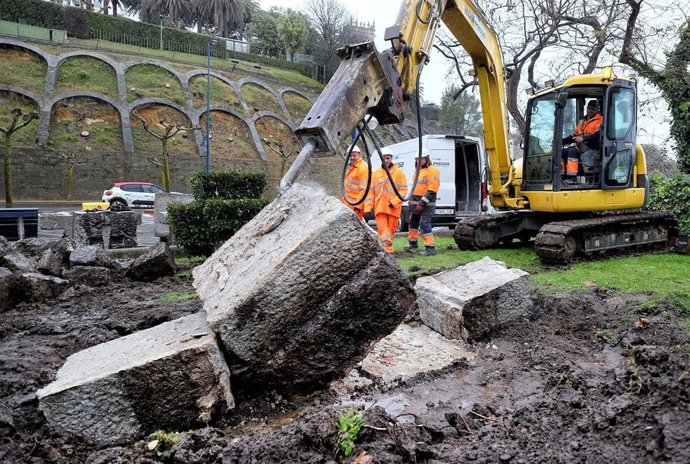 Retirada del monumento en Reina Victoria