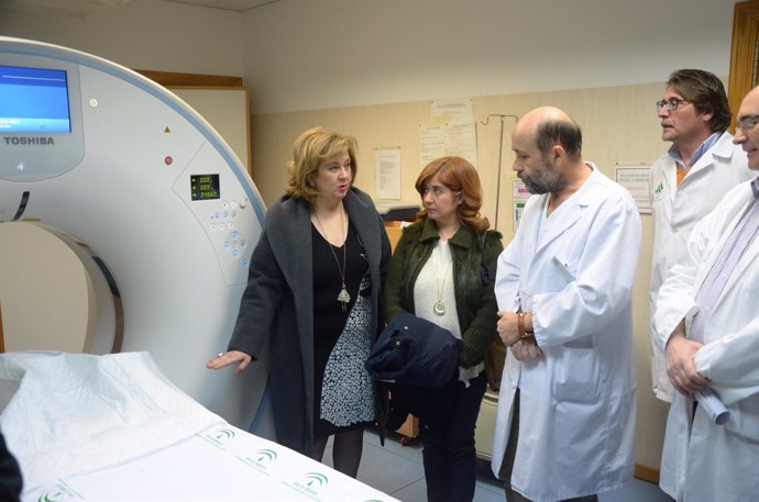 Vega (1i) visita el nuevo TAC instalado en el Hospital San Juan de la Cruz.