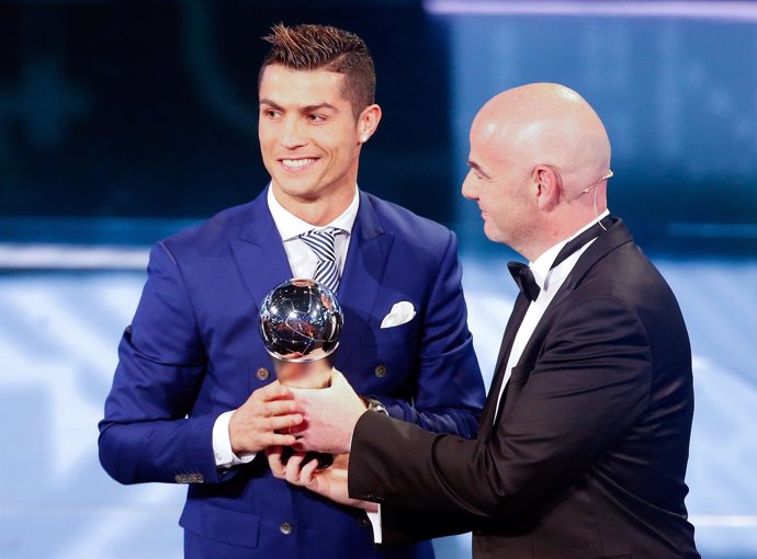 Cristiano Ronaldo recibe el premio The Best con Infantino