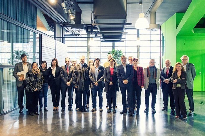 Ada Colau, Gerardo Pisarello y Jaume Collboni con rectores de la universidades