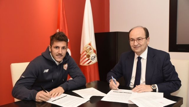 Jovetic, nuevo jugador del Sevilla, y José Castro firman el contrato