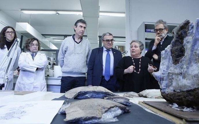 El alcalde de Lleida, Àngel Ros en el Laboratorio de Arqueología de la UdL