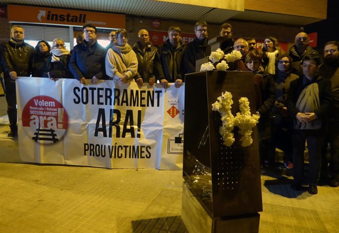 El monolito de recuerdo a las víctimas del tren en Montcada
