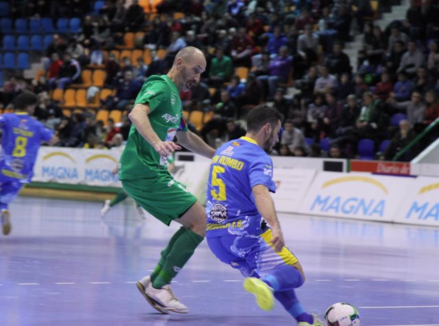 Javi Eseverri ante un jugador del Peñíscola fútbol sala