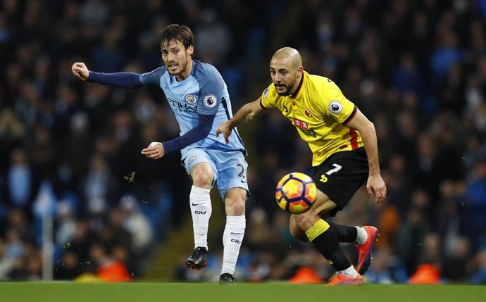 Nordin Amrabat intenta quitarle el balón a David Silva