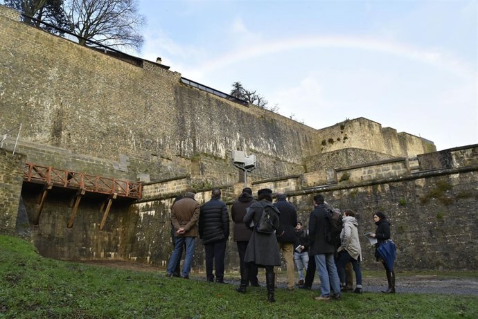 Construcción de puente que un frente amurallados de Pamplona.