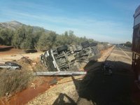 Muere el conductor de un camión con lejía al salirse en la A-92 a la altura de La Roda