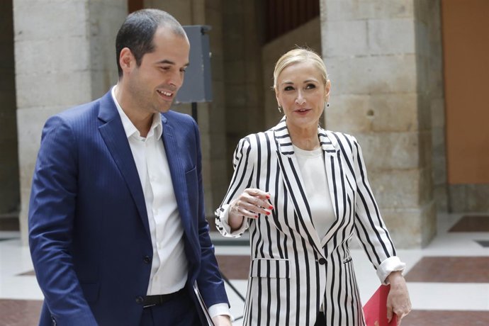 Cifuentes y Aguado en la Real Casa de Correos. 
