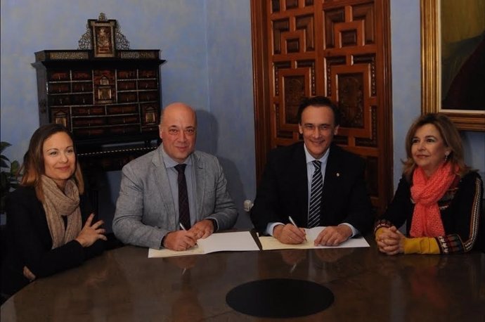 Ruiz (izda.) y Villamandos firman el acuerdo