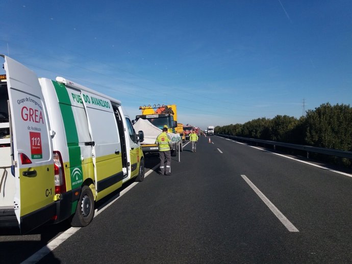 Activan plan de emergencias por el vuelco mortal de un camión en la A92