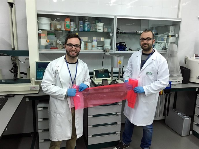 Investigadores de Andaltec con el nuevo material para cultivo en invernaderos.