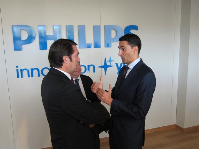 Suárez-Quiñones y Josep Martínez conversan durante la visita a la fábrica