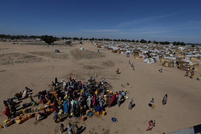 Un grupo de desplazados se reúne para recoger agua en Maiduguri, África.