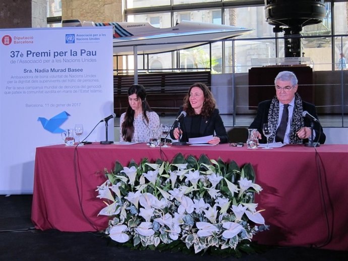 La activista Nadia Murad con Mercè Conesa (Diputación) y Eduard Segarra (Anue)