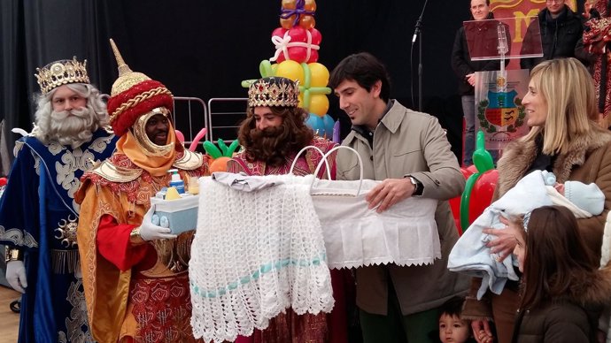Los Reyes Magos entregan la canastilla en Barakaldo