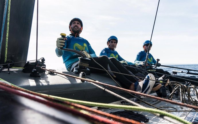 A la izquierda, Fernando Rodríguez Rivero a bordo del catamarán M32 Movistar