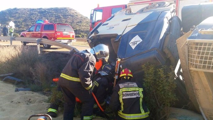 Los bomberos han rescatado al conductor