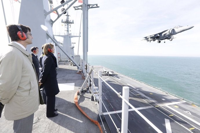 Cospedal presencia un ejercicio de aeronaves de la Flota de la Armada