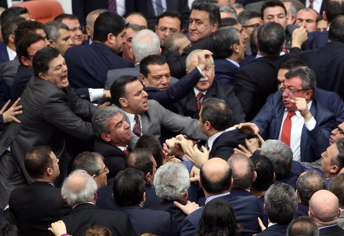Pelea en el Parlamento de Turquía en el debate sobre la reforma constitucional