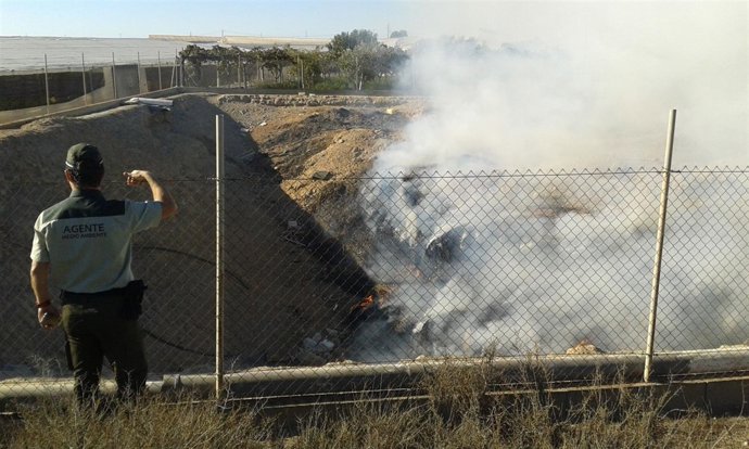 Un agente vigila una hoguera 