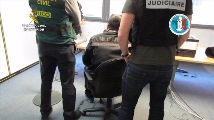 Guardia Civil custodia a uno de los detenidos