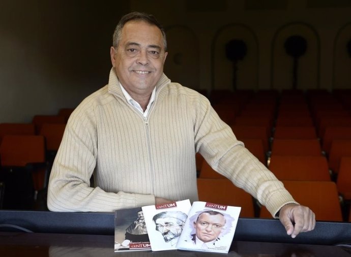 El autor, Pascual Vera, posa con los ejemplares