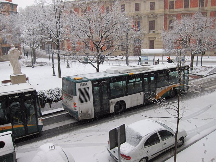 Una Villavesa Circulando En Pamplona Con Nieve.