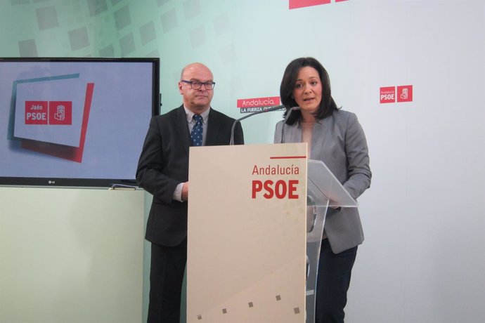 Rafaela Crespín, en la rueda de prensa, junto a Manuel Fernández.