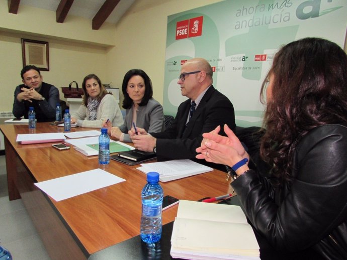 Crespín (c), en la reunión con responsables del PSOE de Jaén.