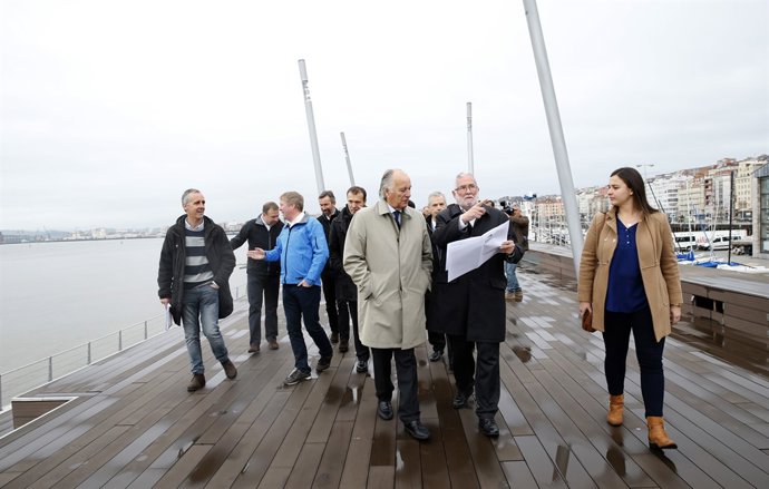 Visita con los miembros del ISAF. En la foto, en la duna de Zaera