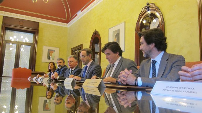 El consejero de Fomento, Felipe López, y el alcalde de Huelva, Gabriel Cruz.