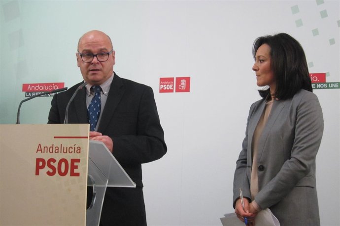 El portavoz municipal del PSOE en Jaén Manuel Fernández, con Rafaela Crespín.