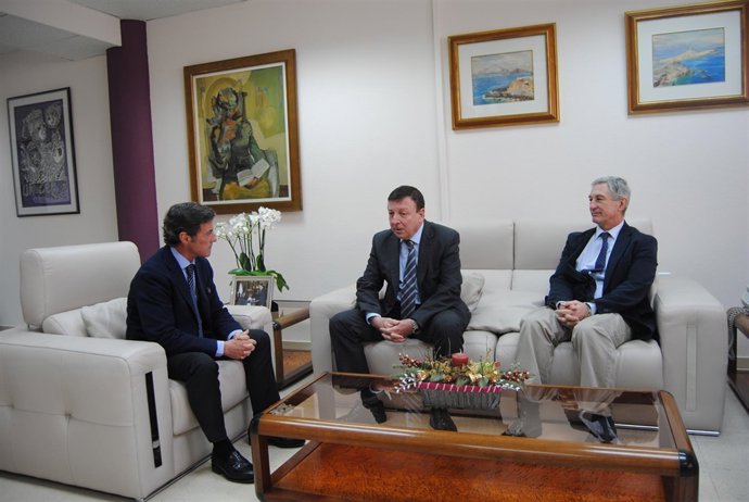 Reunión del presidente de la Mancomunidad de Canales del Taibilla con delegado 