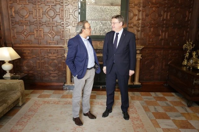 Ximo Puig junto a Manolo Mata en el Palau