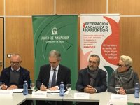 Salud firma un convenio de colaboración para mejorar la atención a pacientes de Parkinson