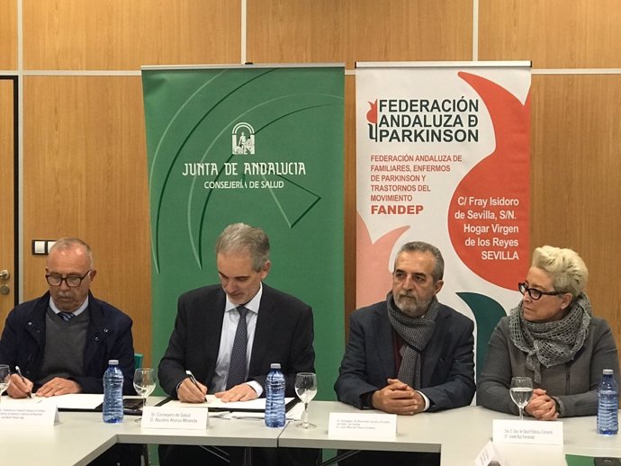 El consejero de Salud firma un convenio con la Fandep