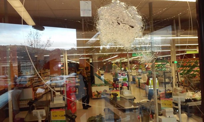 Disparos en un supermercado de Ourense por un hombre que entró con escopeta