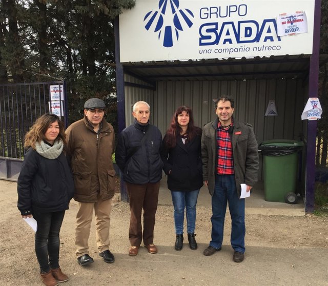 Representantes sindicales en las instalaciones de Grupo Sada que se van a cerrar