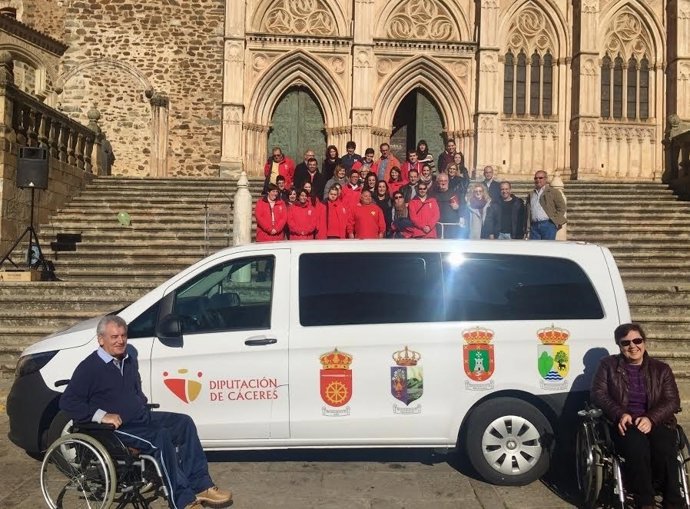 Vehículo adaptado entregado a Asdivi en Guadalupe (Cáceres)
