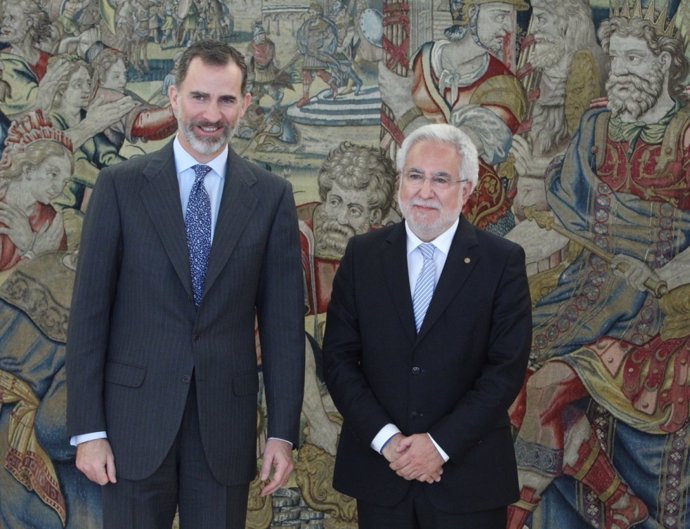 El rey Felipe VI con el presidente del Parlamento gallego, Miguel Santalices