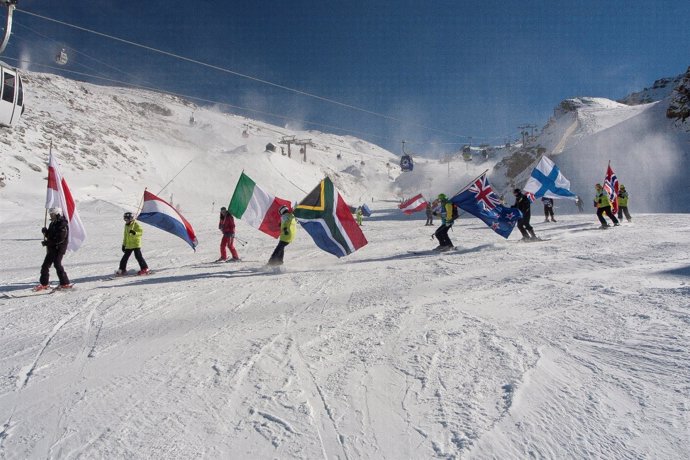 Esquiadores con banderas en Sierra Nevada