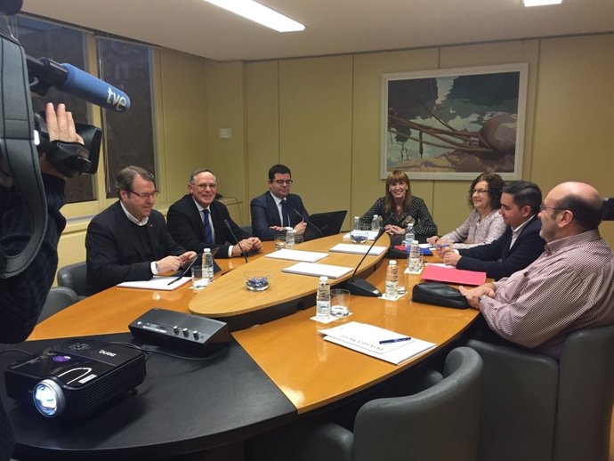 Mesa del Parlamento de La Rioja con Domínguez  exponiendo presupuestos