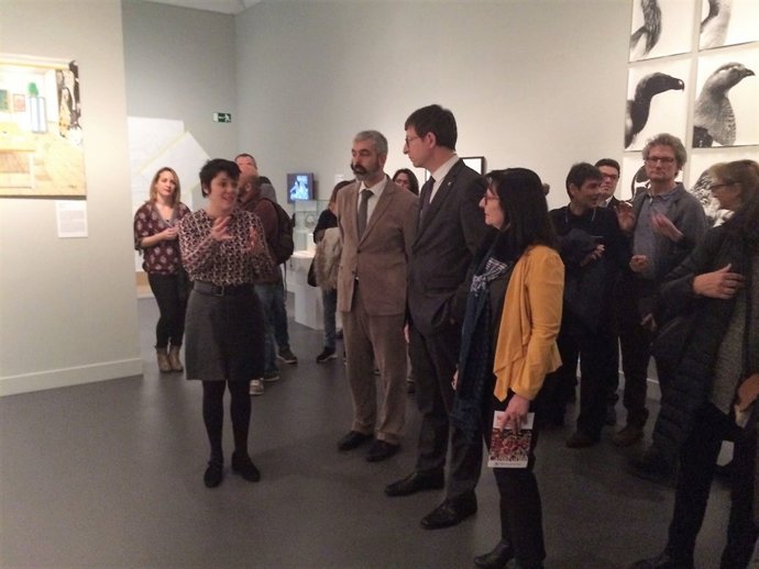 El conseller Carles Mundó visita una exposición con obras de presos