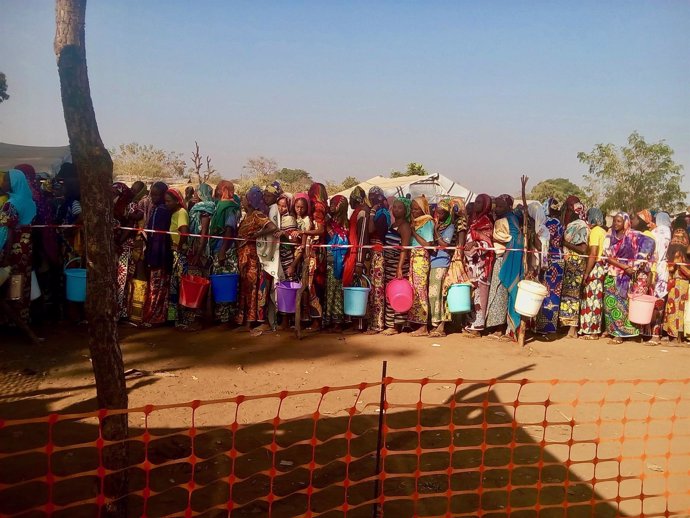Mujeres desplazadas reciben alimentos en el norte de Repúbica Centroafricana