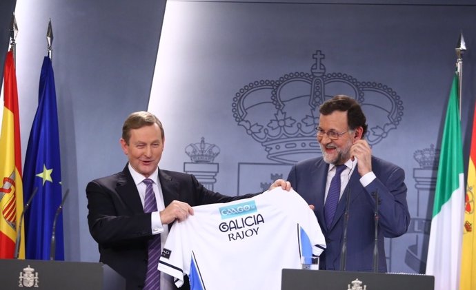 Regalo a Rajoy una camiseta de la selección gallega de fútbol gaélico