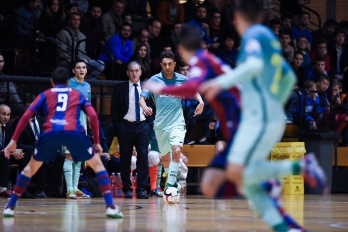 Aicardo conduce el balón en el Levante-FC Barcelona