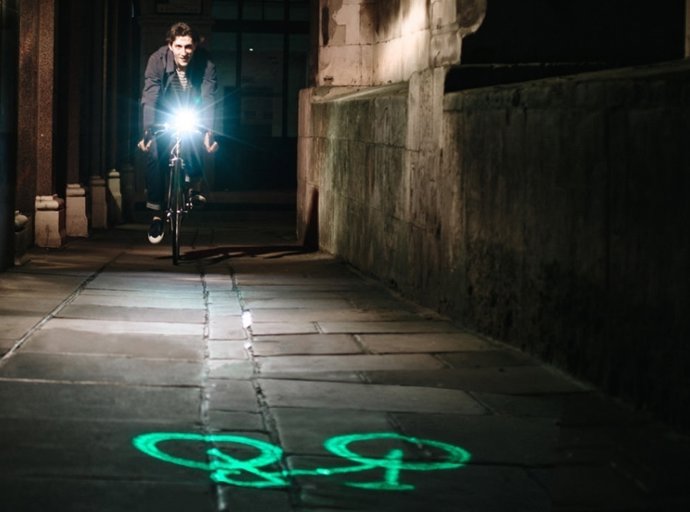 Láser que proyecta la figura de una bici en el suelo 