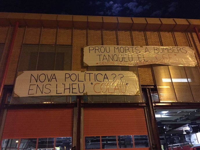 Pancartas de protesta colgadas en un parque de bomberos de Barcelona