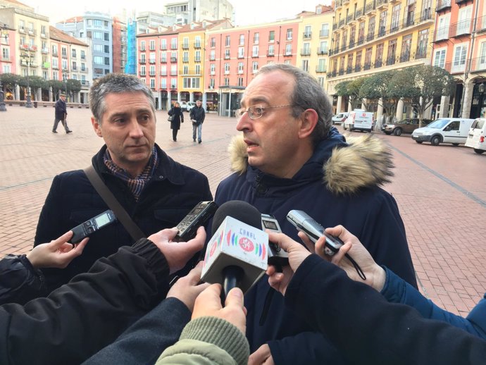 El representante del PCAS Luis Marcos atiende a los medios de comunicación