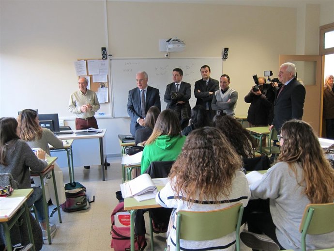 Ceniceros durante la visita al IES D'Elhuyar